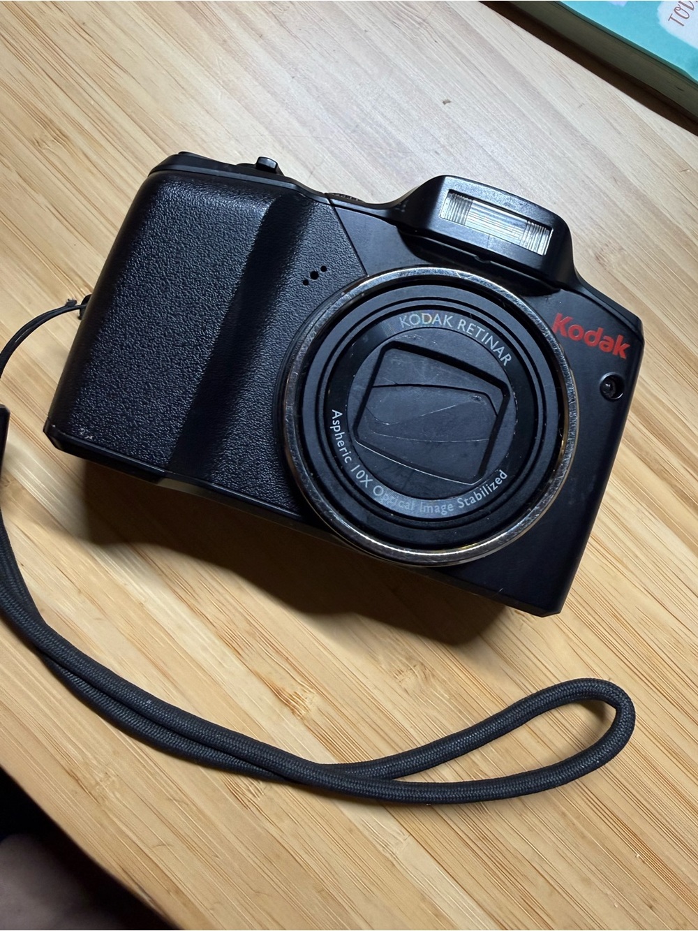 Kodak Z915 Compact Digital Camera in Black with Red Logo